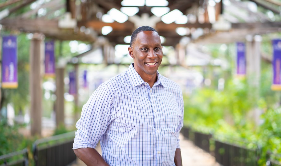 Dr. Carlos Daniel